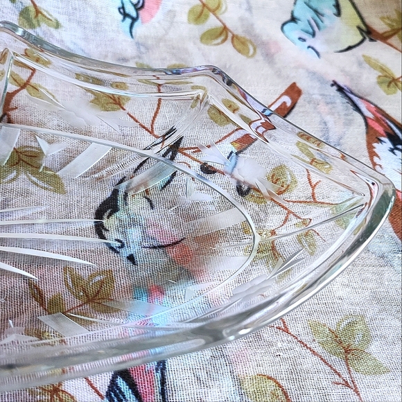 Etched Glass Frosted Vintage Scalloped Edge Elegant Relish Serving Dish - Picture 4 of 9